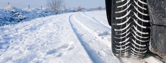 band op besneeuwd wegdek