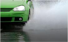 Ausgezeichnete Bremsleistung auf nasser Straße