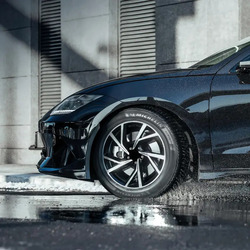 Sicherheit und Kontrolle auf verschneiten und nassen Straßen