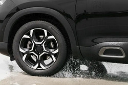 Wysokie zaufanie na mokrej nawierzchni