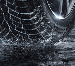 Kontrolle und Sicherheit auf nasser Fahrbahn